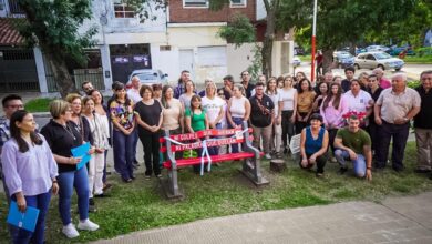 Photo of Instalaron un banco rojo en Vialidad Nacional, en homenaje a las víctimas de violencia de género