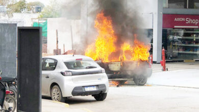Photo of Un vehículo se incendió en la vía pública