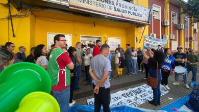 Photo of Trabajadores ocuparon el Ministerio de Salud de Misiones